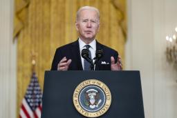 　１５日、米ホワイトハウスでウクライナ情勢について演説するバイデン大統領（ＵＰＩ＝共同）
