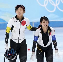 　スピードスケート女子団体追い抜き決勝のレースを終え、高木菜那（右）の背中に手を添える妹の美帆＝１５日、北京（共同）