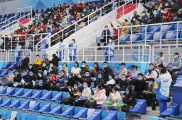 　カーリング混合ダブルスで中国選手を応援する観客ら＝２日、北京（共同）