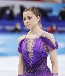 　フィギュアスケート女子ＳＰの演技を終え、引き揚げるカミラ・ワリエワ＝１５日、北京（共同）