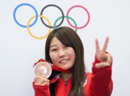 　スノーボード女子ビッグエアで銅メダル獲得から一夜明け、記者会見後にポーズをとる村瀬心椛＝１６日、北京（共同）
