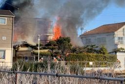 　炎と煙を上げ、激しく燃える住宅＝１６日午前８時５２分、東京都練馬区（近隣住民提供）