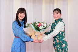 　小野あつこさん（左）に花束を手渡すながたまやさん＝１６日、東京・渋谷のＮＨＫ放送センター