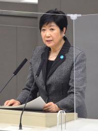 　東京都議会の定例会で話す小池百合子知事＝１６日午後、都庁