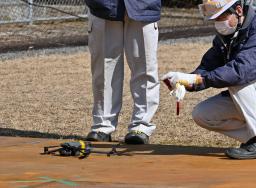　大分県産業科学技術センターで行われた、ドローン墜落の実証実験＝１６日午後、大分市