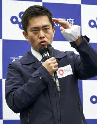 　大阪府の新型コロナウイルス対策本部会議を終え、取材に応じる吉村洋文知事＝１６日午後、大阪市