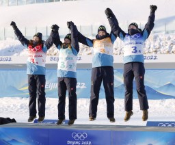 　女子２４キロリレーで優勝し、セレモニーで喜ぶスウェーデンのチーム＝張家口（共同）