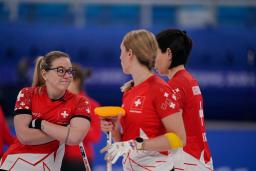 　カーリング女子１次リーグ、韓国戦の試合中に会話をかわすスイスの選手たち＝１６日、北京（ＡＰ＝共同）