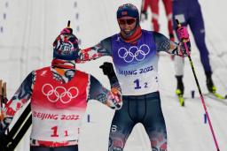 　スキー距離の男子団体スプリント・クラシカルで優勝を決め、喜ぶノルウェーのクレボ（右）とバルネス＝１６日、張家口（ＡＰ＝共同）