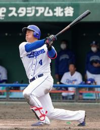 　日本ハムとの練習試合で中日・鵜飼が２ランを放つ＝北谷