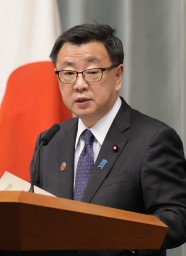 　記者会見する松野官房長官＝１６日午後、首相官邸