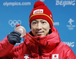 　ノルディックスキー複合男子個人ラージヒルで獲得した銅メダルを手に、記念撮影に応じる渡部暁斗＝１６日、張家口（共同）