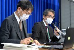 　新型コロナウイルス対策を助言する専門家組織の会合後、記者会見する脇田隆字座長（右）＝１６日夜、厚労省