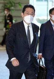 　首相官邸に入る岸田首相＝１７日午前