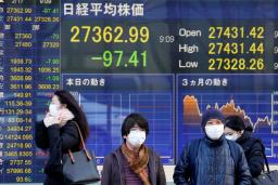 　東京都内の株価ボード＝１７日（ＡＰ＝共同）
