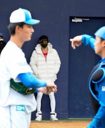 　ブルペンでの投球を終えた達（左）を見つめる日本ハム・新庄監督（奥）＝名護