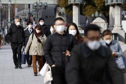 　大阪・淀屋橋付近をマスク姿で歩く人たち＝１７日午後
