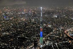 　東京スカイツリー。奥は東京タワー＝２０２１年９月