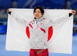 　スピードスケート女子１０００メートルで金メダルを獲得し、日の丸を掲げる高木美帆＝北京（共同）