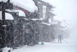 　強い雪となった富山市内＝１７日午後
