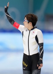 　女子１０００メートルのレースを終え、スタンドに手を振る小平奈緒＝北京（共同）