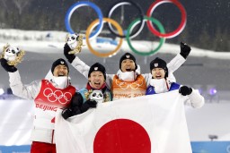 　ノルディックスキーの複合男子団体で銅メダルを獲得し、日の丸を掲げて喜ぶ（左から）渡部善斗、永井秀昭、渡部暁斗、山本涼太＝張家口（共同）