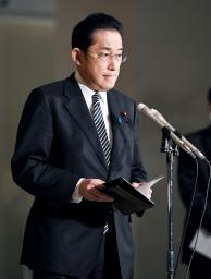 　ロシアのプーチン大統領との電話会談を終え、取材に応じる岸田首相＝１７日夜、首相官邸