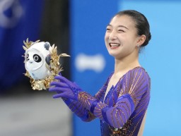 　フィギュアスケート女子で銅メダルを獲得し、笑顔の坂本花織＝北京（共同）