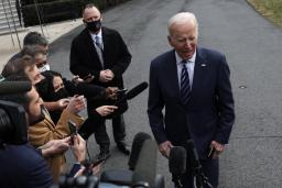 　ホワイトハウスで記者団と話をするバイデン米大統領＝１７日、ワシントン（ゲッティ＝共同）