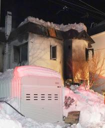 　火災があった札幌市東区の住宅＝１８日午前４時４３分