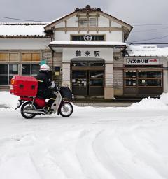 　積雪した石川県白山市の北陸鉄道鶴来駅前＝１８日午前