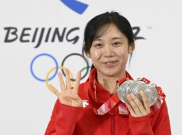 　スピードスケート女子１０００メートルでの金メダル獲得から一夜明け、記者会見でポーズをとる高木美帆＝１８日、北京（共同）