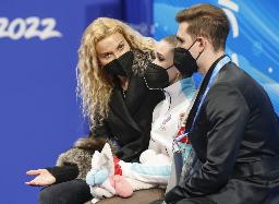 　フィギュアスケート女子フリーの演技後、得点発表を待つカミラ・ワリエワ（中央）。左はエテリ・トゥトベリゼ・コーチ＝１７日、北京（共同）