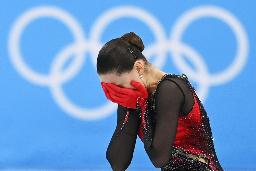 　女子フリーの演技を終え、顔を覆うカミラ・ワリエワ＝１７日、北京（共同）