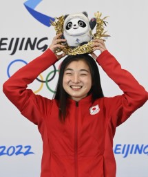 　フィギュアスケート女子での銅メダル獲得から一夜明け、記者会見でポーズをとる坂本花織＝１８日、北京（共同）