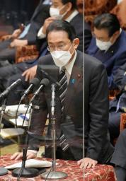 　衆院予算委で答弁する岸田首相＝１８日午前