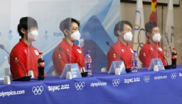 　ノルディックスキー複合男子団体での銅メダル獲得から一夜明け、記者会見する（左から）山本涼太、渡部暁斗、永井秀昭、渡部善斗＝１８日、張家口（共同）
