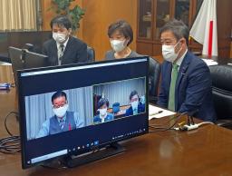 　大阪市の松井一郎市長（画面左）とオンラインで意見交換する堀内ワクチン相（中央）＝１８日午前、東京都千代田区