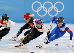 　スピードスケート・ショートトラック男子１０００メートル予選で滑走する吉永一貴（右から２人目）＝５日、北京（共同）