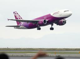　関西空港を離陸するピーチ・アビエーションの旅客機