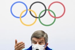 　記者会見するＩＯＣのバッハ会長＝１８日、北京（共同）