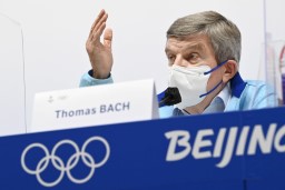　記者会見するＩＯＣのバッハ会長＝１８日、北京（共同）