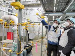 　福島第１原発で、処理水の貯蔵タンクを視察するＩＡＥＡ調査団＝１５日（東京電力提供）