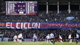 　サッカーＪ１の開幕戦に訪れた観客（奥）。川崎とＦＣ東京が対戦＝１８日、川崎市等々力陸上競技場