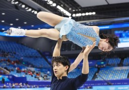 　ペアＳＰ　演技する三浦璃来（上）、木原龍一組＝北京（共同）