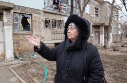 　ウクライナ東部の親ロ派支配地域「ルガンスク人民共和国」の住民と砲撃を受けた住宅＝１７日（タス＝共同）