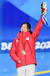 　フィギュアスケート女子のメダルセレモニーで、銅メダルを胸に笑顔の坂本花織＝１８日、北京（共同）