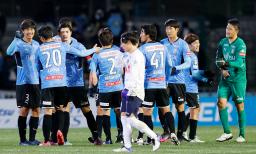 　ＦＣ東京に勝利し喜ぶ川崎イレブン（奥）。右端はＧＫ鄭成龍＝等々力