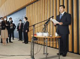 　基本的対処方針分科会を終え、報道陣の取材に応じる山際経済再生相（右端）＝１８日午後、東京都千代田区