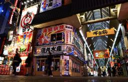 　人通りが少ない大阪・道頓堀＝１７日夜